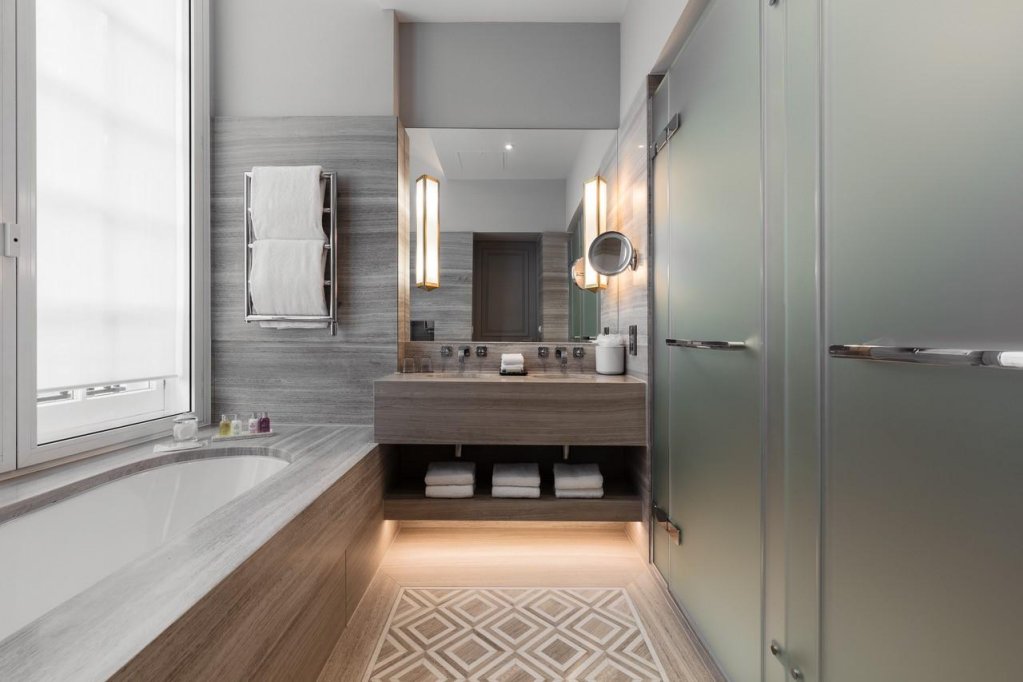 Фото The Trafalgar St. James London, Curio Collection by Hilton