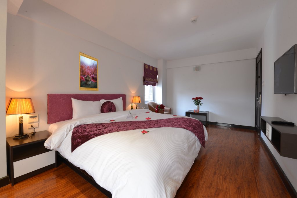 Фото Golden Sun Suites Hotel