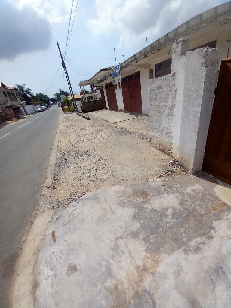 Grocery By the labour store, Accra, photo