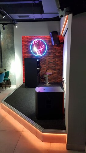 Дискотекадағы трусисыз қыз