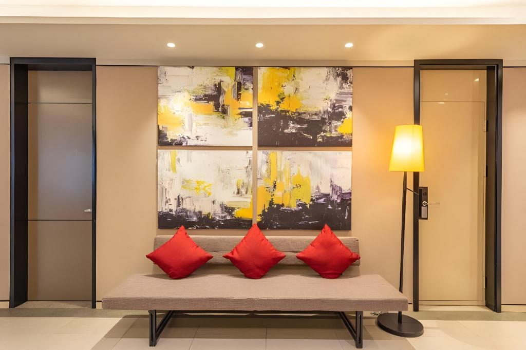 Фото Homeinn Plus Hotel (Beijing Guomao Heshenghui)