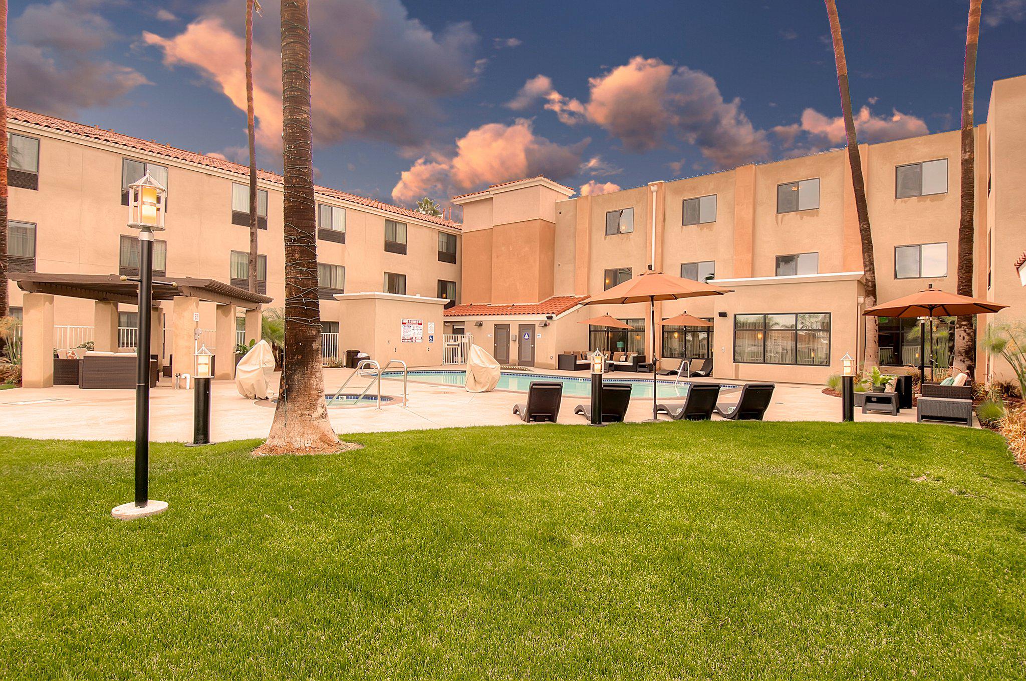 Фото Holiday Inn Express Hotel & Suites Carlsbad Beach, an Ihg Hotel