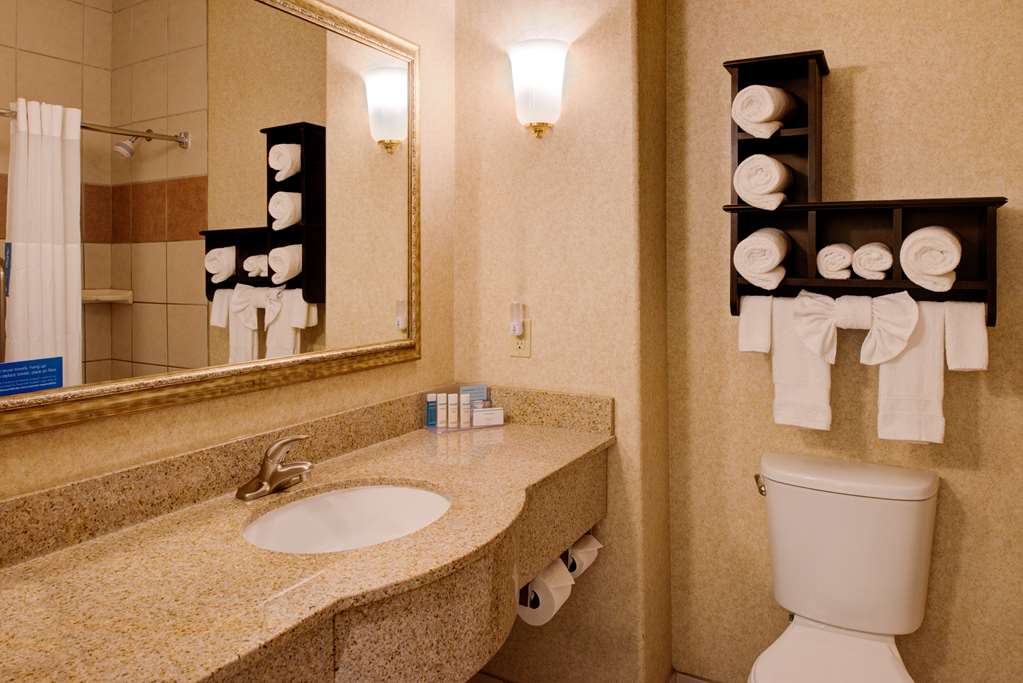 Фото Hampton Inn & Suites Ontario