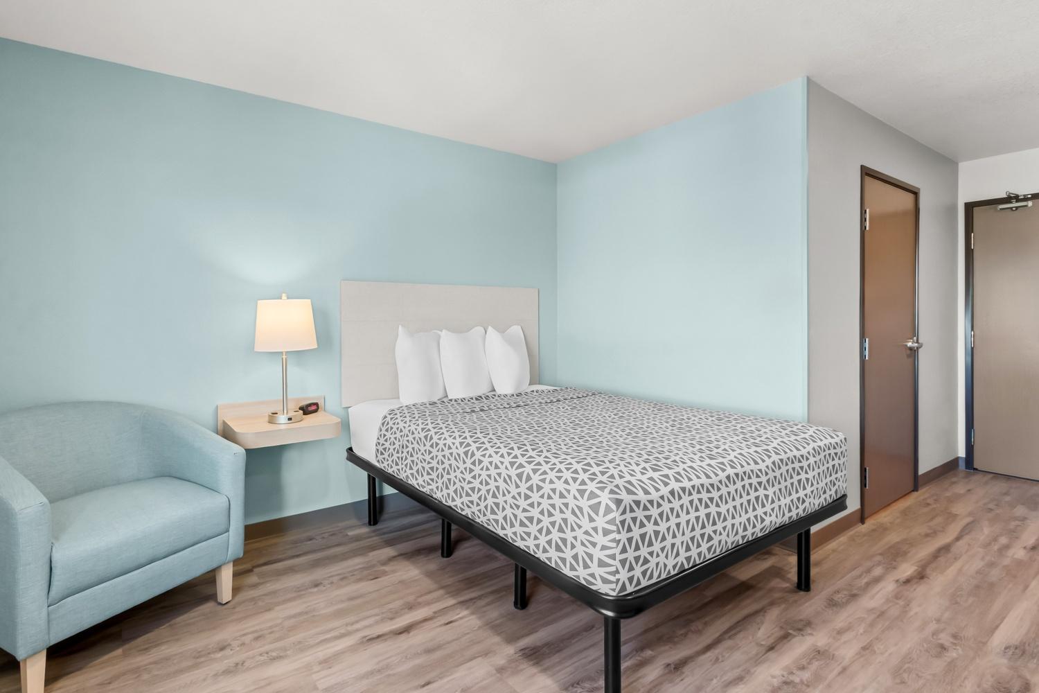 Фото WoodSpring Suites Linden