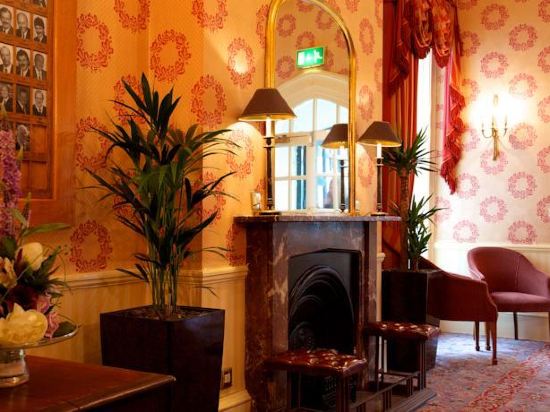 Фото Coulsdon Manor Hotel and Golf Club