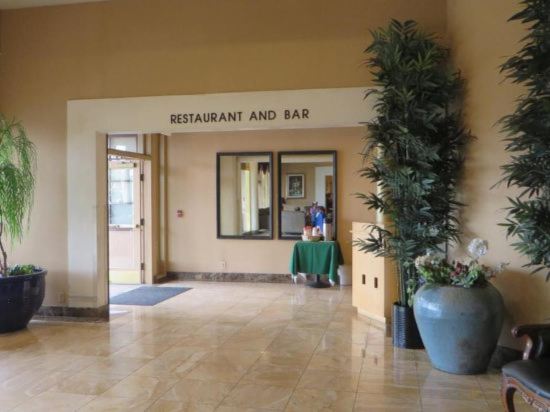 Фото Ramada by Wyndham Hawthorne Lax La Stadium