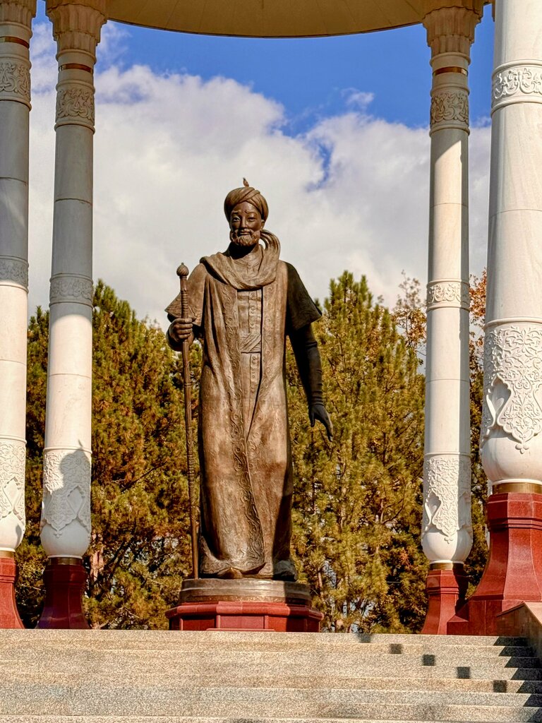 Urush yodgorligi, ommaviy qabr Alisher Navoiy haykali, Toshkent, foto