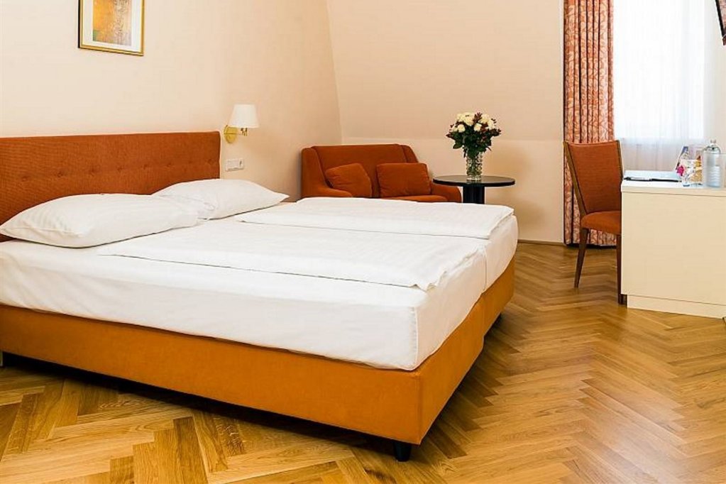 Фото Hotel Johann Strauss