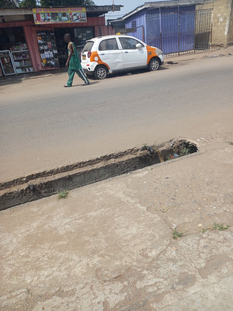 Beauty salon In God we trust, Accra, photo