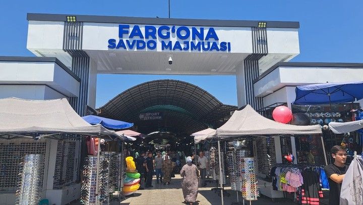 Kiyim-kechak kiygan etuk onalarni