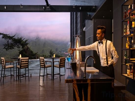 Фото The Golden Ridge Hotel