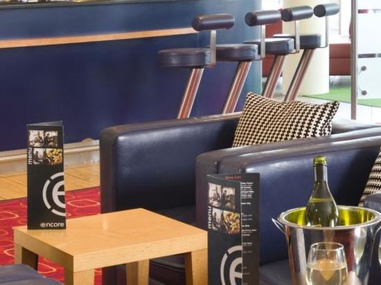 Фото Holiday Inn London - West, an Ihg Hotel