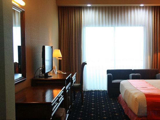 Фото Surabaya Suites Hotel Powered by Archipelago