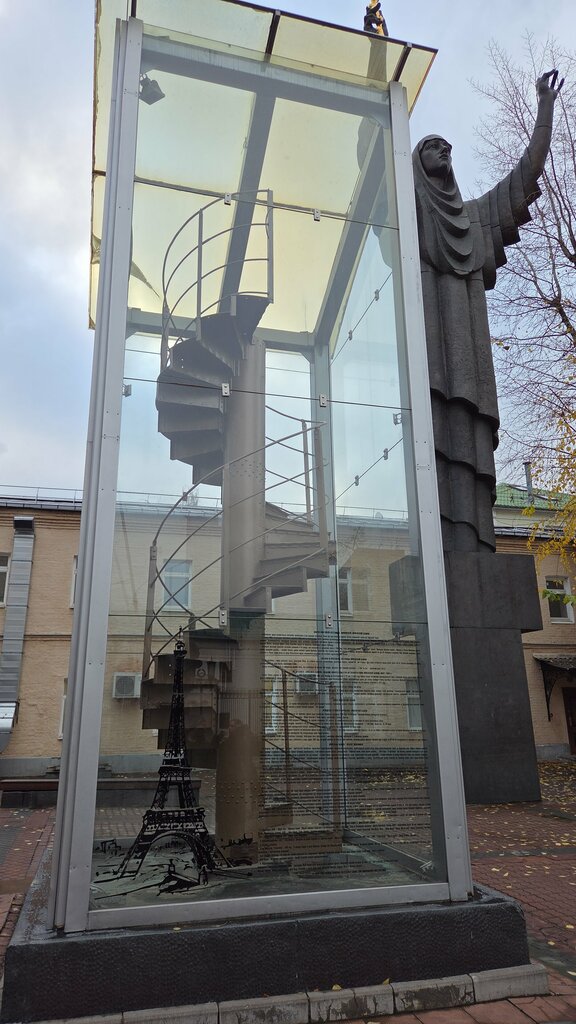 Достопримечательность Фрагмент лестницы Эйфелевой башни, Москва, фото