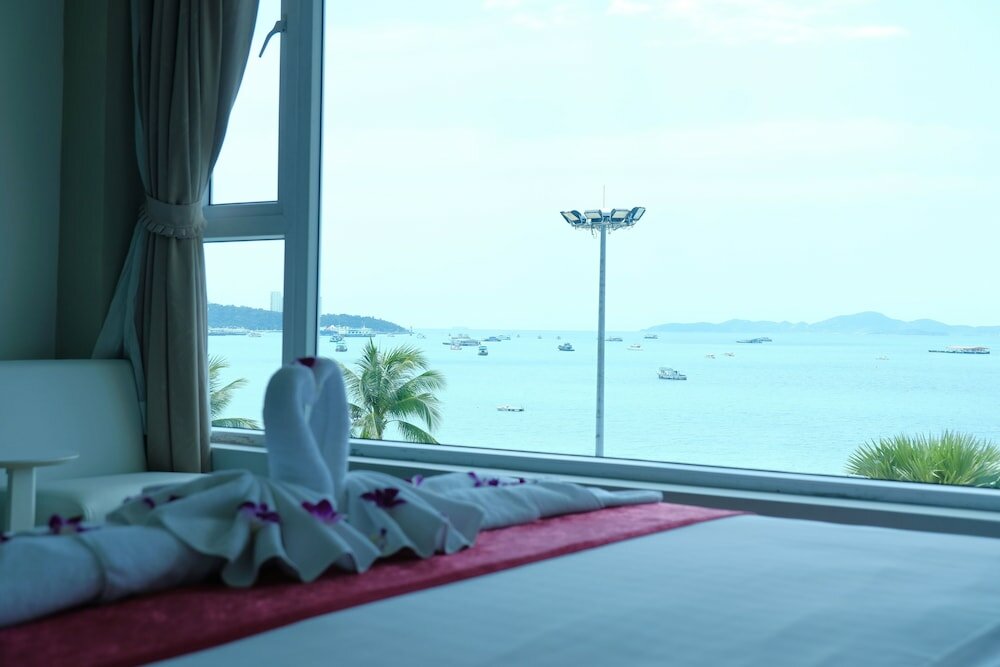 Фото The Beach Front Resort Pattaya