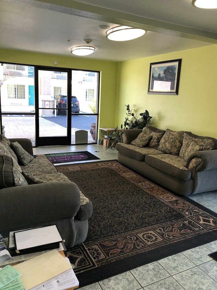 Фото Cloverdale Wine Country Inn & Suites