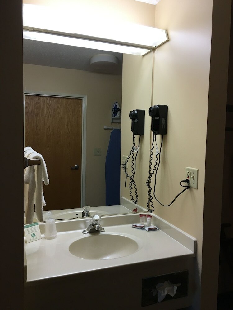 Фото Cabot Inn & Suites
