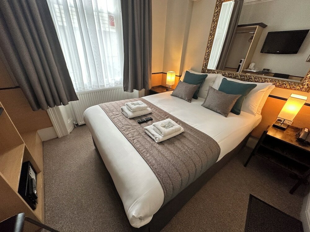 Фото Tudor Court Hotel