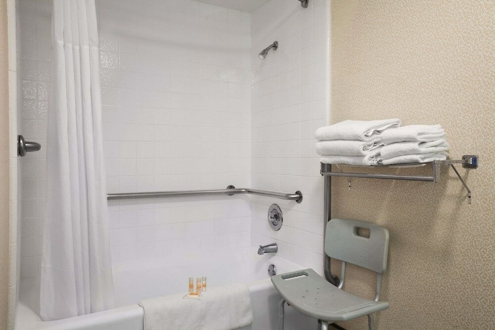 Фото Days Inn by Wyndham Gilroy