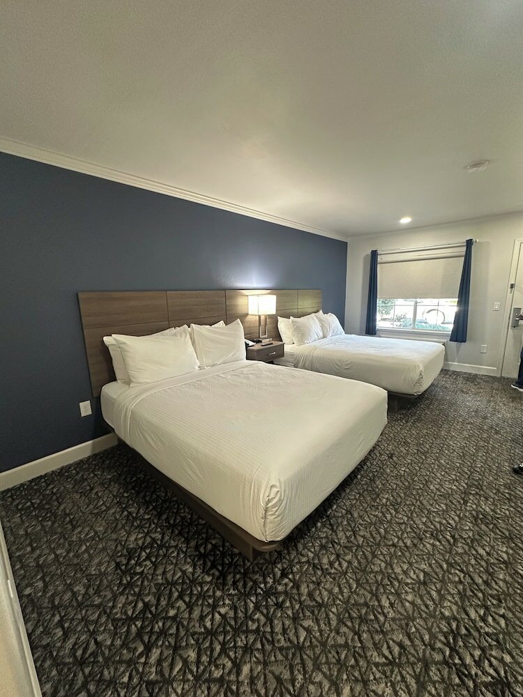 Фото University Park Inn & Suites