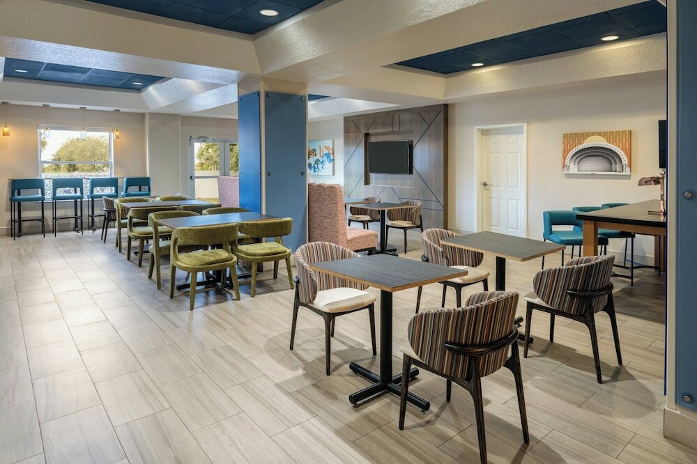 Фото Holiday Inn Express & Suites Orlando International Airport