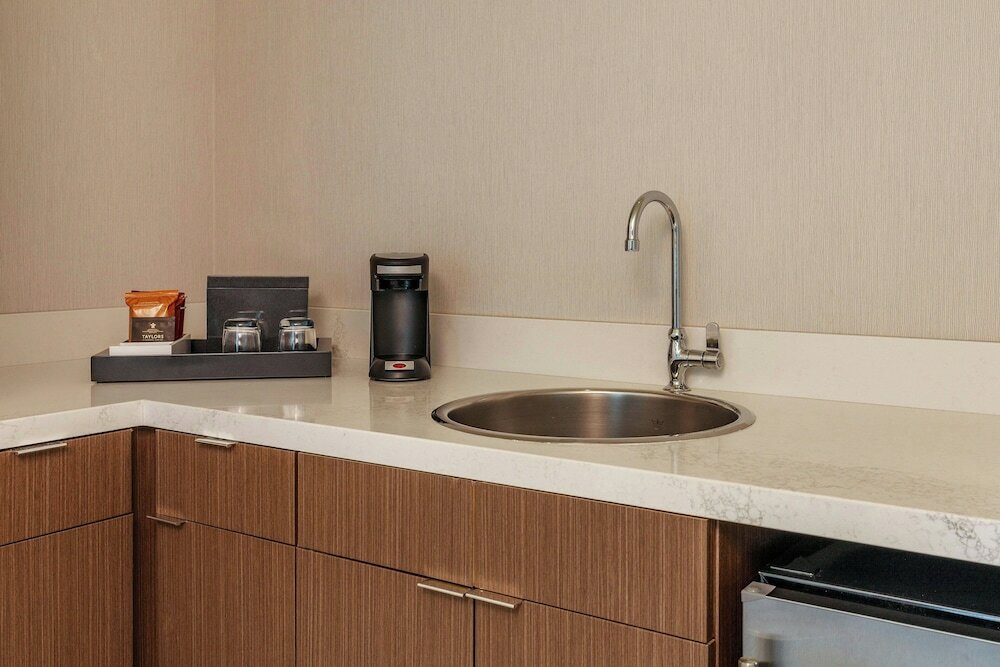 Фото Renaissance Boston Waterfront Hotel