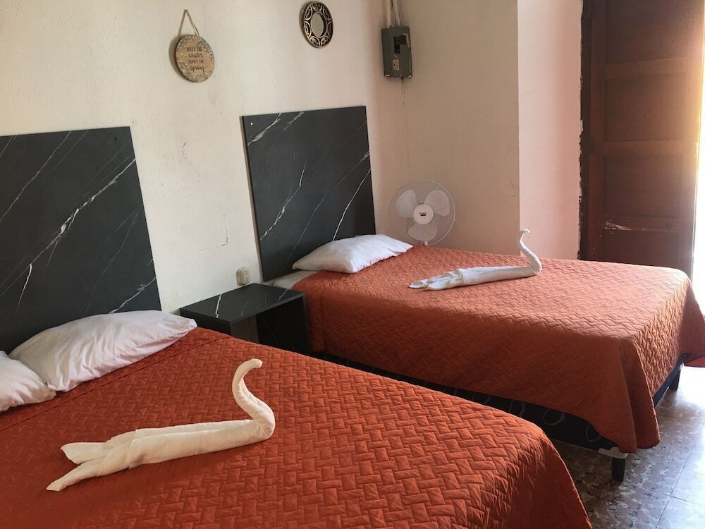 Фото Feathers Hotel and Lounge - Hostel