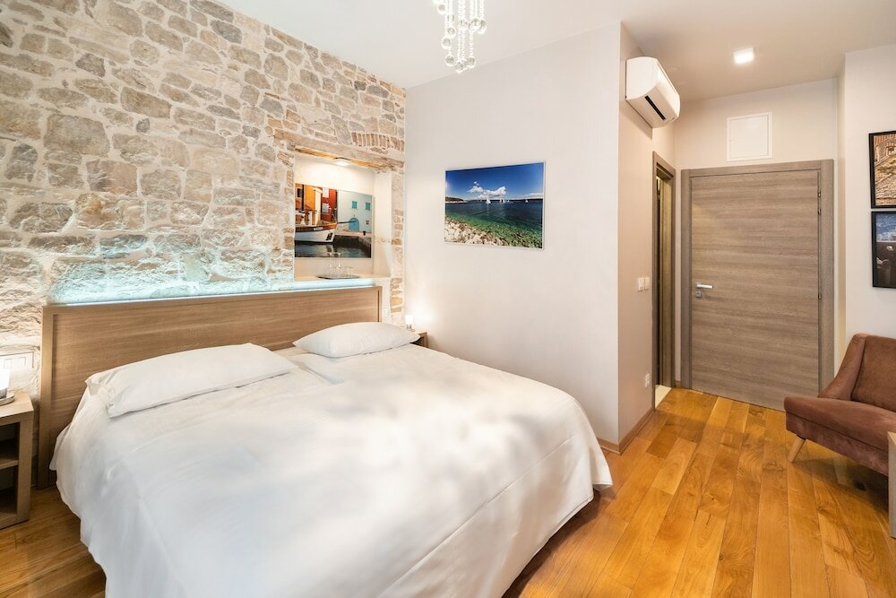 Фото Tifani Luxury Rooms 2