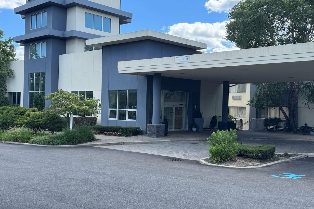 Фото Four Points by Sheraton Melville Long Island