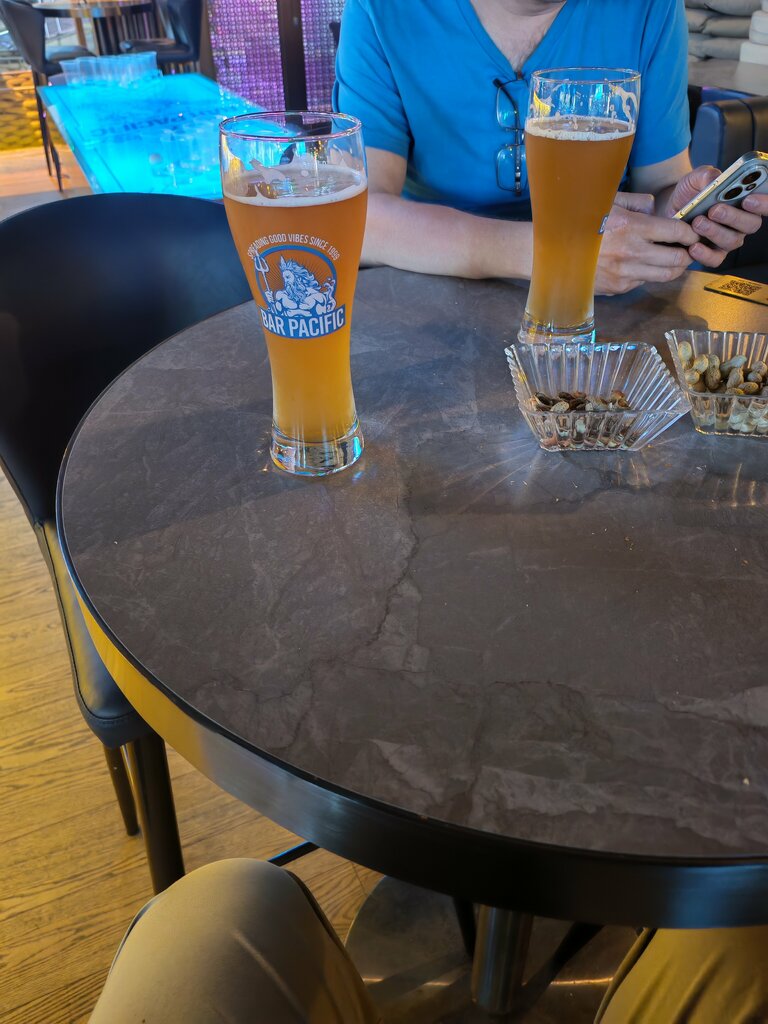 Bar, pub Pacific, Guangzhou, photo