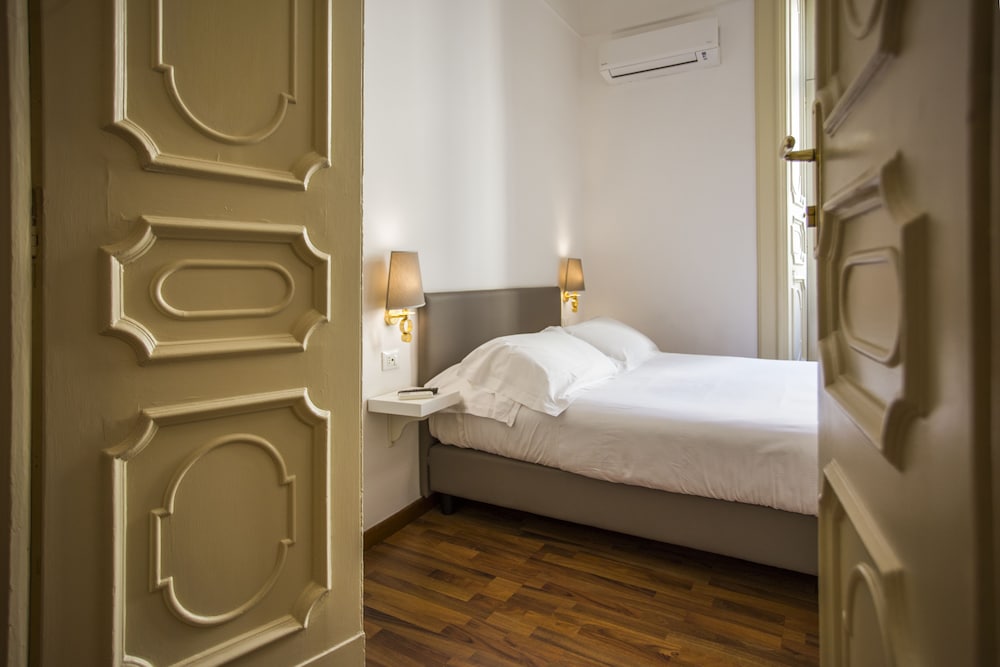 Фото Napoli Class Luxury Rooms & Suites