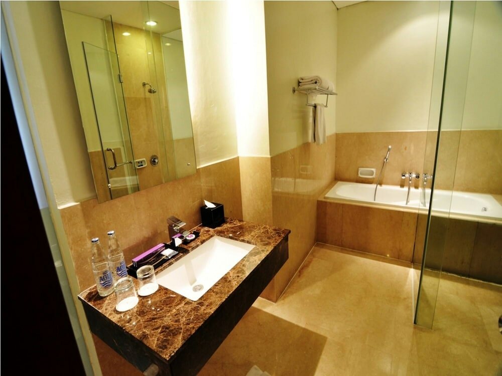 Фото Quest Hotel Simpang Lima - Semarang by Aston