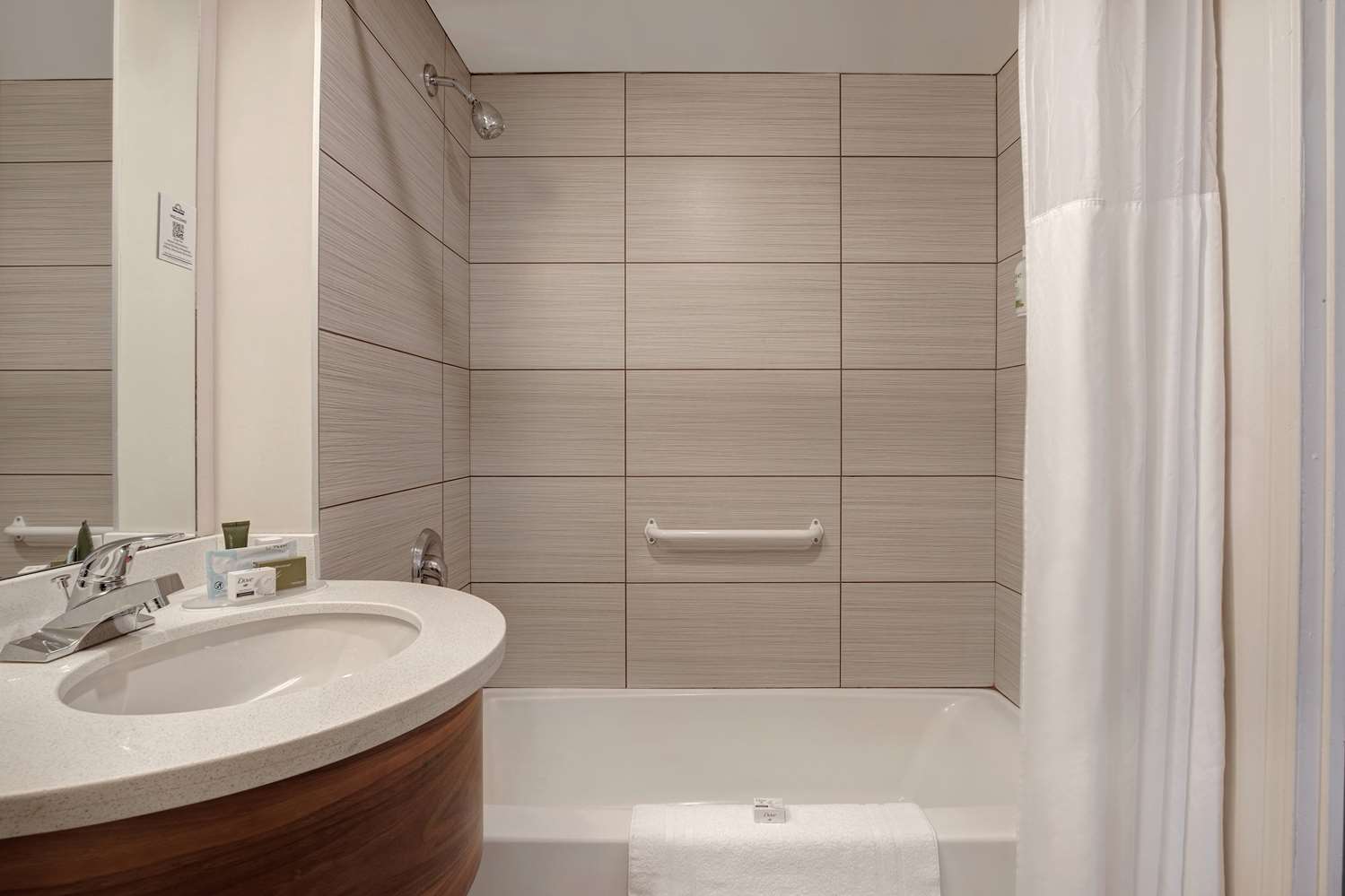 Фото Days Inn by Wyndham Victoria Airport Sidney