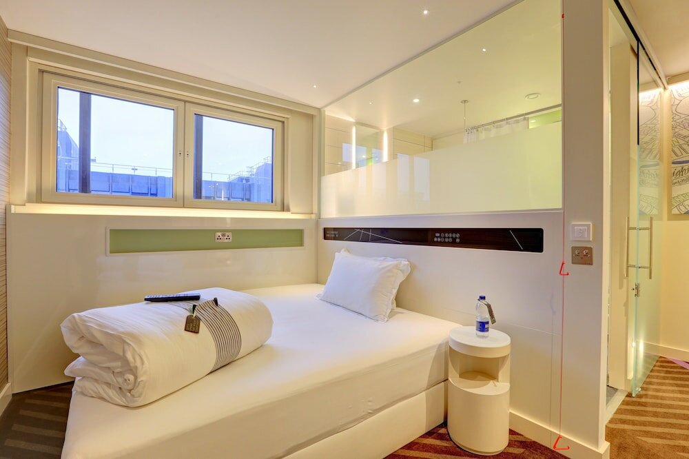 Фото Hub by Premier Inn London Westminster Abbey Hotel