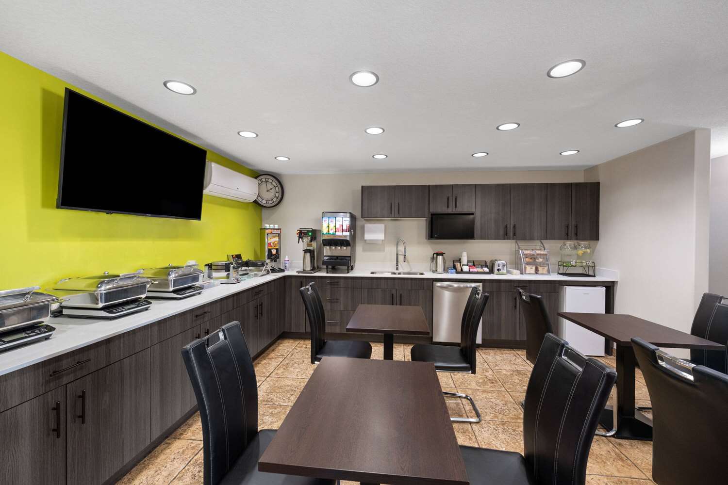 Фото Super 8 by Wyndham Fort McMurray