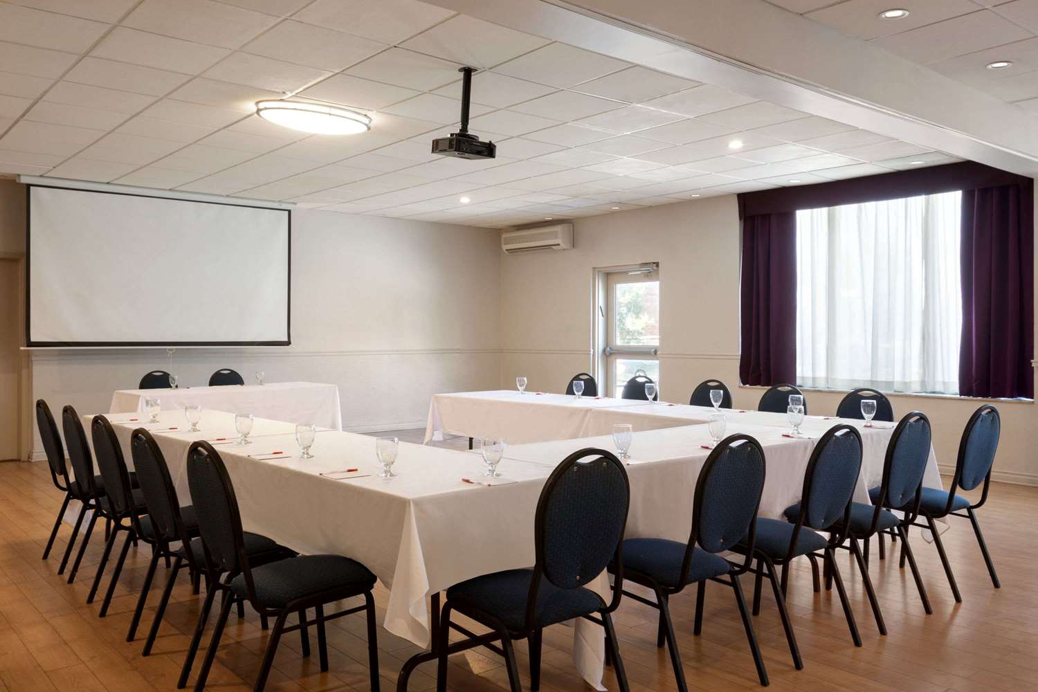 Фото Ramada Plaza by Wyndham Montreal