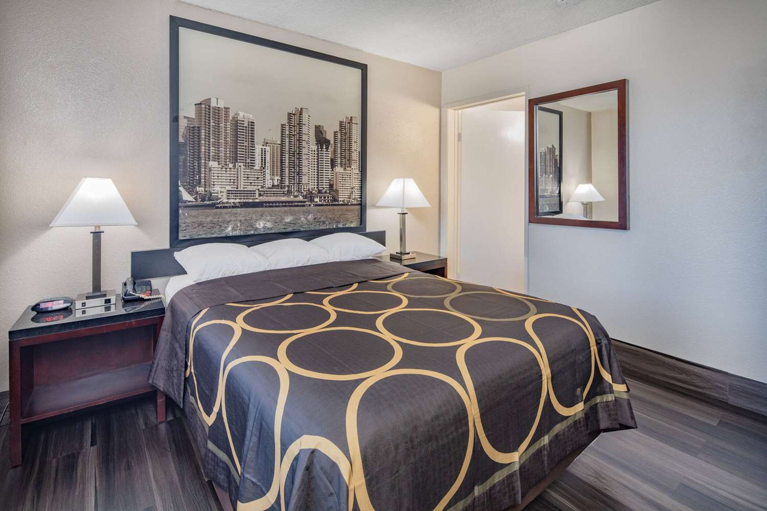 Фото Super 8 by Wyndham San Diego Hotel Circle