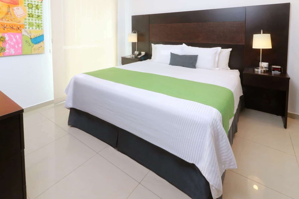 Фото Wyndham Garden Guadalajara Acueducto