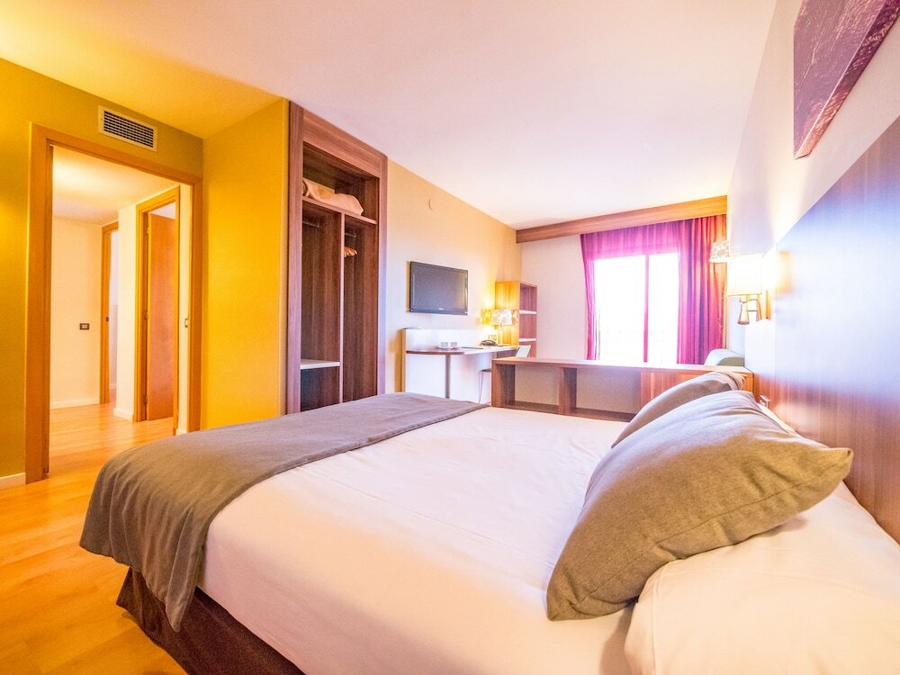 Фото Golden Avenida Family Suites