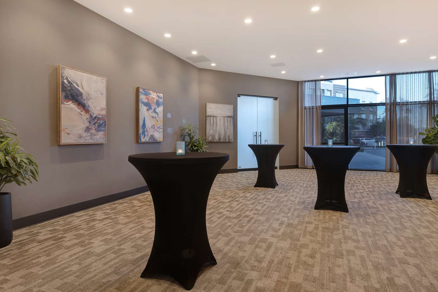 Фото Home2Suites by Hilton Anaheim Resort