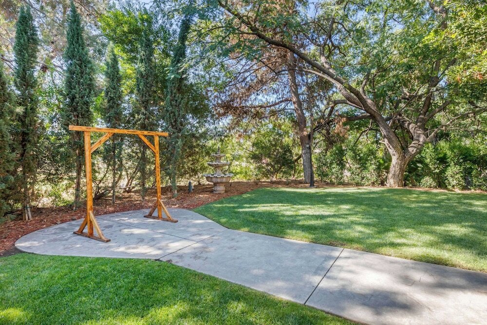 Фото Carlton Oaks Lodge, Ascend Hotel Collection