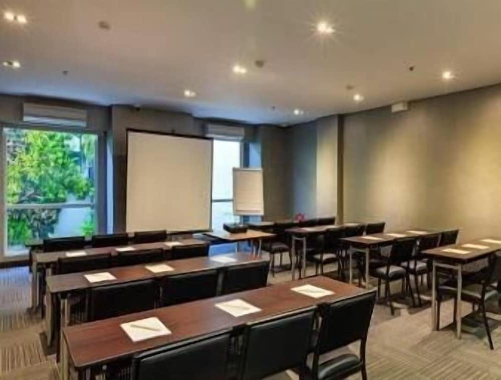 Фото Microtel by Wyndham Acropolis