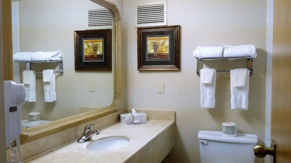 Фото Travelodge by Wyndham Vancouver Airport