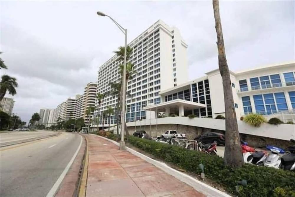 Фото Castle Beach Club Apartments