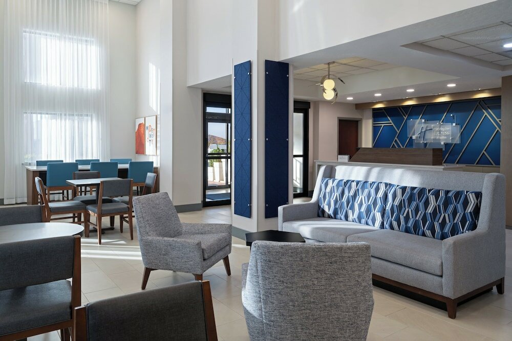 Фото Holiday Inn Express & Suites Midwest, an Ihg Hotel