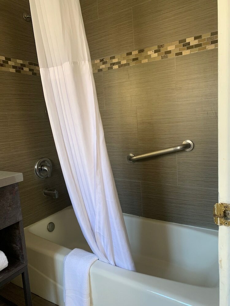 Фото Oasis Inn & Suites