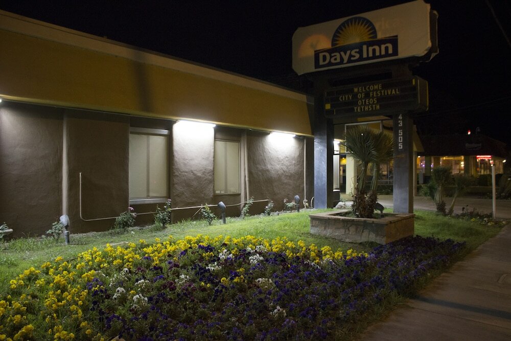 Фото Days Inn by Wyndham Indio