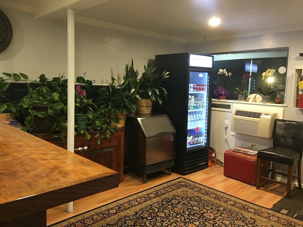 Фото Country Manor Motel Watkins