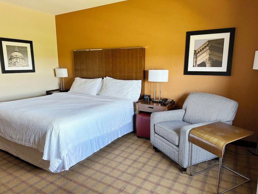 Фото Four Points by Sheraton Edmonton Gateway