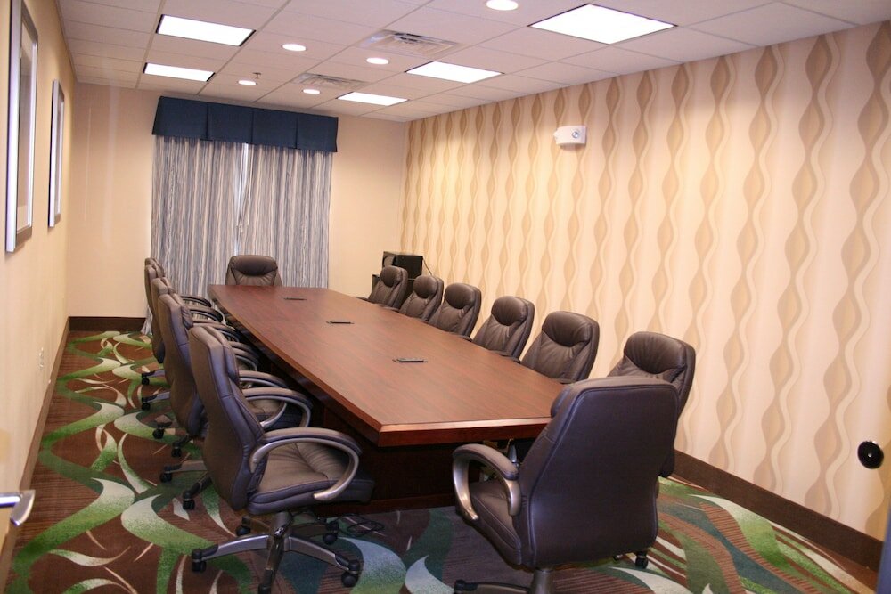 Фото Holiday Inn Express Hotel & Suites Pratt, an Ihg Hotel